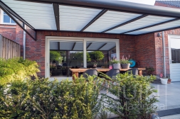 Pergola moderne attenante à la maison avec protection solaire et clavette