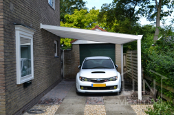 Carport classique Gumax® en blanc mat avec un toit en polycarbonate opale