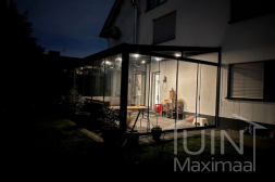 Lighting System Gumax® LED avec paroi coulissante en verre dans une pièce de jardin modern Lighting System Gumax® LED avec paroi coulissante en verre dans une pièce de jardin modern