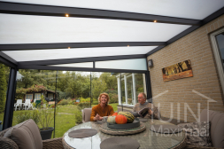 Pergola Gumax avec parois coulissantes en verre avec poignées et panneaux de toit en polycarbonate et éclairage LED