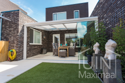 Pergola moderne Gumax® en blanc de 5.06 (raccourcie) x 4 mètre avec un toit en polycarbonate opale et porte et baie coulissante