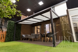 Véranda moderne Gumax en anthracite mat de 5,06 x 3,5 mètres avec panneaux de toit en verre protection solaire Gumax et spots LED