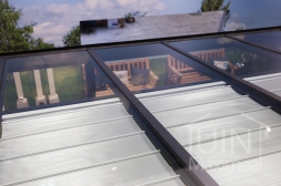 Vue aérienne de pergola avec panneaux de toit en verre et protection solaire