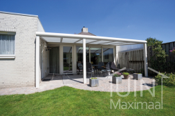 Véranda moderne Gumax® en blanc de 6.06 x 3 mètre avec un toit en verre clair et protection solaire