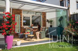 Véranda moderne Gumax® en blanc mat de 4.06 x 3,5 mètre avec un toit en polycarbonate IQ-relax et porte et baie coulissante