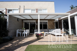 Véranda en blanc mat de 6,06x3 m avec panneaux de toit en verre clair, protection solaire automatique comprise