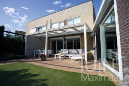 Véranda classique Gumax® en blanc mat de 6,06 x 3 mètre avec un toit en verre clair et protection solaire