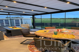 Éclairage Gumax® LED avec protection solaire et portes et baies coulissantes dans une pergola Éclairage Gumax® LED avec protection solaire et portes et baies coulissantes dans une pergola
