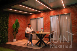 Gumax® Lighting System warm licht in een antraciete overkapping met glasdak Gumax® Lighting System warm licht in een antraciete overkapping met glasdak