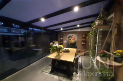 Gumax® ledverlichting met glazen schuifwanden in een veranda Gumax® ledverlichting met glazen schuifwanden in een veranda