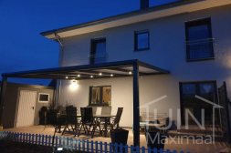 Moderne anthraciete terrasoverkapping met Gumax® ledverlichting Moderne anthraciete terrasoverkapping met Gumax® ledverlichting