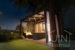 Gumax® ledverlichting met polycarbonaat zijwand in een klassieke antraciete overkapping Gumax® ledverlichting met polycarbonaat zijwand in een klassieke antraciete overkapping