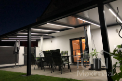 Gumax® Lighting System koelwit licht onder antraciete terrasoverkapping Gumax® Lighting System koelwit licht onder antraciete terrasoverkapping