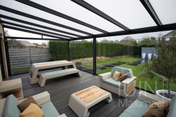 Moderne Gumax® Overkapping aan huis in mat antraciet van 7,06 x 4 meter met opaal polycarbonaat dakplaten inclusief Gumax LED verlichting, glazen schuifwanden en Glazen spie