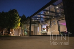 Grote moderne tuinkamer met Gumax® ledverlichting en glazen dak Grote moderne tuinkamer met Gumax® ledverlichting en glazen dak