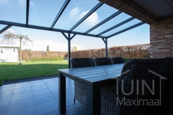 Klassieke Gumax® Terrasoverkapping in mat antraciet van 6,06 x 3 meter met glazen dakplaten inclusief Gumax schoren