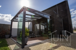 Klassieke Gumax® Serre aanbouw aan huis in mat antraciet van 4,06 x 4 meter met glazen dakplaten inclusief Gumax zonwering, glazen schuifwanden, glazen spie en vaste zijwand