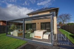 Moderne Gumax® Serre aanbouw in mat antraciet van 7,06 x 4 meter met opaal polycarbonaat dakplaten inclusief Gumax LED verlichting, glazen schuifwanden en Glazen spie Moderne Gumax® Serre aanbouw in mat antraciet van 7,06 x 4 meter met opaal polycarbonaat dakplaten inclusief Gumax LED verlichting, glazen schuifwanden en Glazen spie