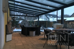 Moderne Gumax® Terrasoverkapping in mat antraciet van 8,06 x 4 meter met glazen dakplaten inclusief Gumax LED verlichting, glazen schuifwanden en Glazen spie