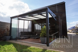 Moderne Gumax® Terrasoverkapping in mat antraciet van 4,06 x 4 meter met glazen dakplaten inclusief Gumax zonwering, LED verlichting, glazen schuifwanden en een glazen spie