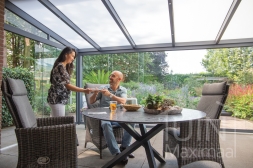 Moderne Gumax® Terrasoverkapping in mat antraciet van 6,06 x 3,5 meter met een ingekorte breedte met opaal polycarbonaat dakplaten inclusief Gumax glazen, LED verlichting schuifwanden en glazen spie Moderne Gumax® Terrasoverkapping in mat antraciet van 6,06 x 3,5 meter met een ingekorte breedte met opaal polycarbonaat dakplaten inclusief Gumax glazen, LED verlichting schuifwanden en glazen spie