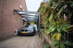 Moderne Gumax Carport aan huis met glazen spie