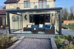 Terrasoverkapping met glazen schuifwanden en antraciet handgrepen Terrasoverkapping met glazen schuifwanden en antraciet handgrepen