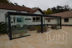 Moderne Gumax® Overkapping aan huis in mat antraciet van 7,06 x 3,5 meter met glazen dakplaten inclusief Gumax glazen schuifwanden en glazen spie