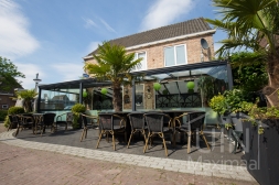Klassieke Gumax® aanbouw in mat antraciet van 12,06 x 4,0 meter met glazen dakplaten Klassieke Gumax® aanbouw in mat antraciet van 12,06 x 4,0 meter met glazen dakplaten