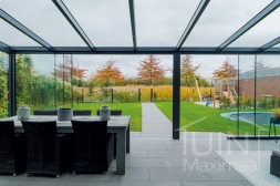 Moderne Gumax® Serre aanbouw in mat antraciet van 8,06 x 4,0 meter met glazen dakplaten inclusief Gumax LED verlichting en glazen schuifwanden Moderne Gumax® Serre aanbouw in mat antraciet van 8,06 x 4,0 meter met glazen dakplaten inclusief Gumax LED verlichting en glazen schuifwanden
