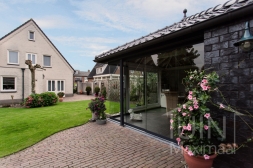 Gumax® Glazen schuifwanden in mat antraciet Gumax® Glazen schuifwanden in mat antraciet