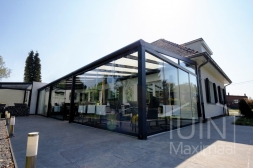 Moderne Gumax® Serre aanbouw in mat antraciet van 12,06 x 4 meter met opaal polycarbonaat dakplaten inclusief Gumax LED verlichting, glazen schuifwanden en Glazen spie