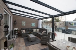 Moderne Gumax® serre aanbouw in mat antraciet van 6,06 x 3,5 meter met opaal polycarbonaat dakplaten inclusief Gumax LED verlichting, glazen schuifwanden, deurgrepen, U-profiel, sierstrips en tochtstrips voor schuifwanden. Moderne Gumax® serre aanbouw in mat antraciet van 6,06 x 3,5 meter met opaal polycarbonaat dakplaten inclusief Gumax LED verlichting, glazen schuifwanden, deurgrepen, U-profiel, sierstrips en tochtstrips voor schuifwanden.