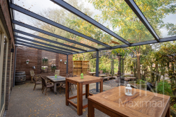 Klassieke Gumax® Terrasoverkapping in antraciet van 8,06 x 3,5 meter glazen dakplaten
