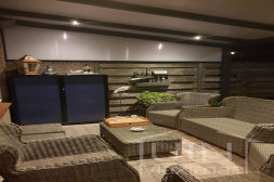 Gumax® ledverlichting met polycarbonaat spie op schutting in een antraciete overkapping Gumax® ledverlichting met polycarbonaat spie op schutting in een antraciete overkapping