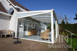 Klassieke Gumax® overkapping in mat wit van 6,06 x 4 meter met opaal poly dak en glazen schuifwanden