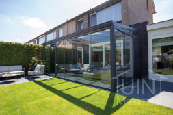 klassieke Gumax® serre in mat antraciet van 6,06 x 3,0 meter met glazen dakplaten klassieke Gumax® serre in mat antraciet van 6,06 x 3,0 meter met glazen dakplaten