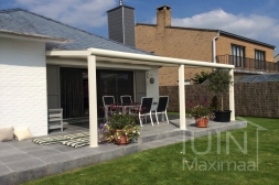 Moderne Gumax® Overkapping aan huis in mat crème van 7,06 x 3,5 meter met glazen dakplaten