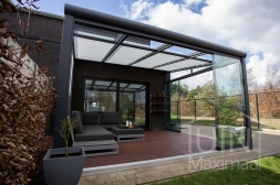 Moderne Gumax® Serre aanbouw in mat antraciet van 4,06 x 4,0 meter met glazen dakplaten inclusief Gumax zonwering en Glazen schuifwanden en glazen spie