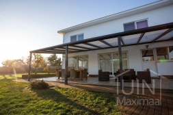 Moderne Gumax® Overkapping aan huis in mat antraciet van 11,06 x 4 meter met iq-relax polycarbonaat dakplaten inclusief Gumax LED verlichting 