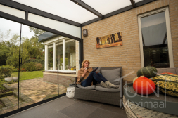 Moderne Gumax® Terrasoverkapping in antraciet van 4,06 x 4 meter opaal polycarbonaat dakplaten en schuifdeuren