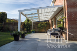 Moderne Gumax® Terrasoverkapping in mat wit van 5,06 x 3,5 meter aan huis met helder glazen dakplaten en zonnescherm