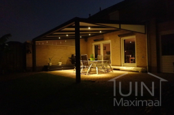 Moderne terrasoverkapping met ledverlichting en glazen spie Moderne terrasoverkapping met ledverlichting en glazen spie