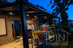 Gumax® ledverlichting onder antraciete overkapping met een glasdak Gumax® ledverlichting onder antraciete overkapping met een glasdak