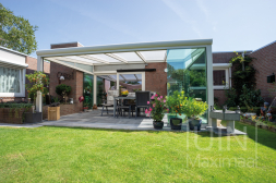 Moderne mat witte serre met glazen schuifwanden. Moderne mat witte serre met glazen schuifwanden.