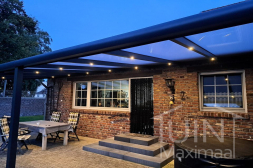 Gumax® ledverlichting onder een moderne veranda met polycarbonaat dak Gumax® ledverlichting onder een moderne veranda met polycarbonaat dak