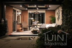 Gumax® ledverlichting in kleine moderne overkapping met glazen schuifwanden Gumax® ledverlichting in kleine moderne overkapping met glazen schuifwanden